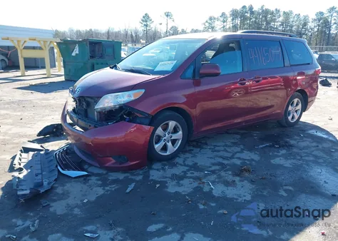 2015 Toyota Sienna Le 8 Passenger z USA, uszkodzony, nr VIN 5TDKK3DC1FS589946